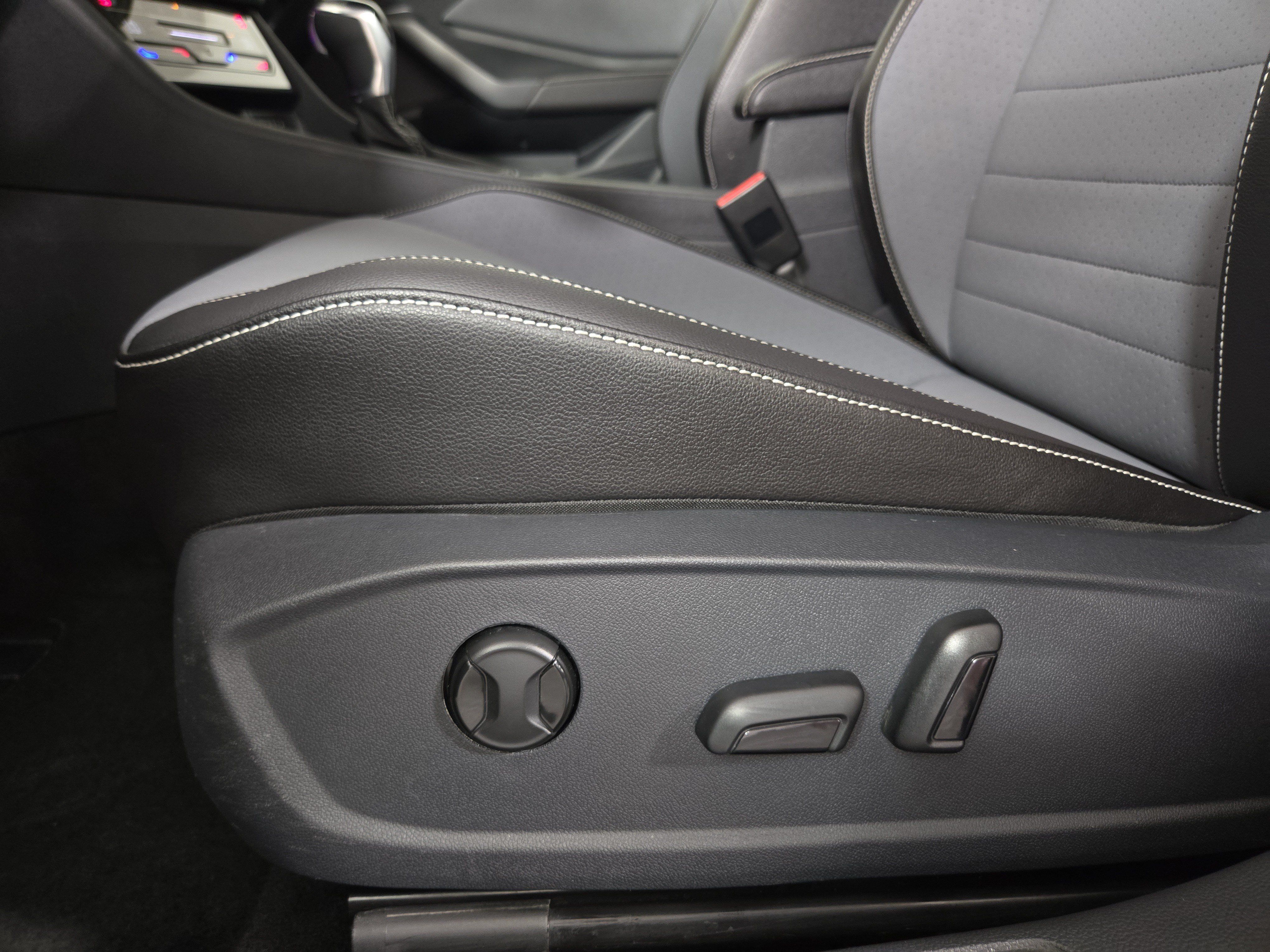Used 2025 Volkswagen Jetta SE FWD image 29
