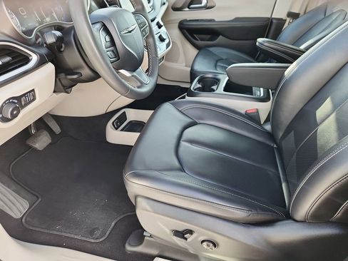 Certified 2024 Chrysler Pacifica Touring-L image 7