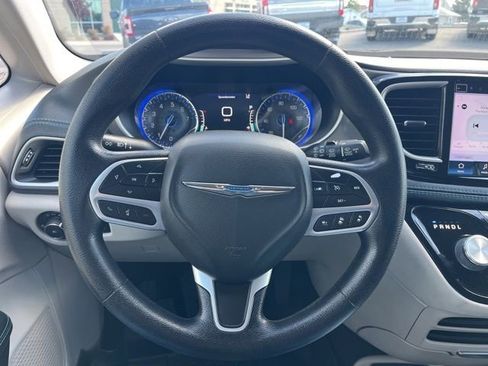 Used 2021 Chrysler Pacifica Touring FWD image 37