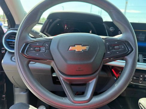 Used 2025 Chevrolet Trax LT FWD image 17