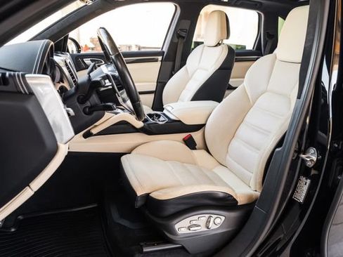 Used 2016 Porsche Cayenne Turbo AWD/4WD image 4
