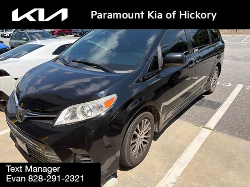 Used 2020 Toyota Sienna XLE w/ XLE Navigation Package FWD image 1