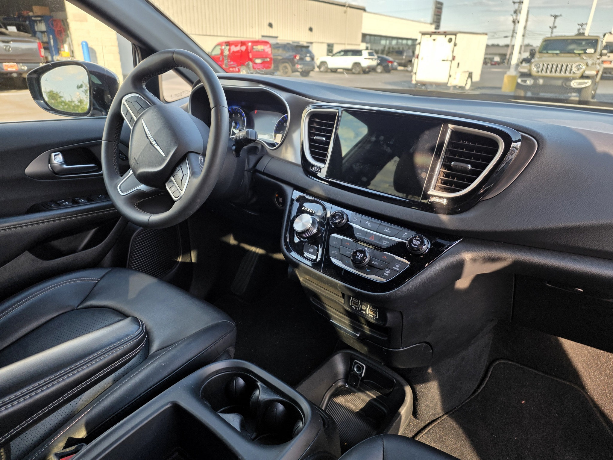 Used 2025 Chrysler Pacifica Select FWD image 3