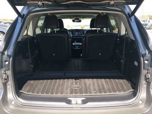 Used 2018 Toyota Highlander SE image 11