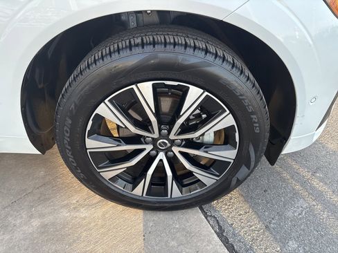 Used 2025 Volvo XC60 B5 Plus image 14