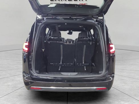 Used 2025 Chrysler Pacifica Select FWD image 13