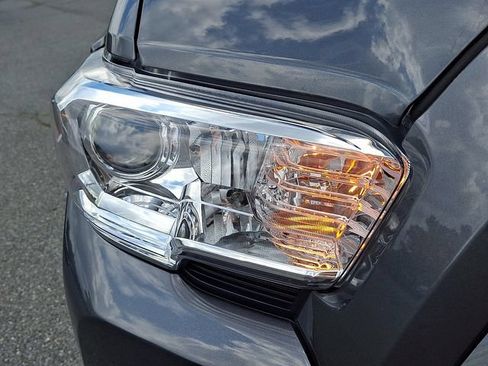 Used 2022 Toyota Tacoma SR5 AWD/4WD image 9