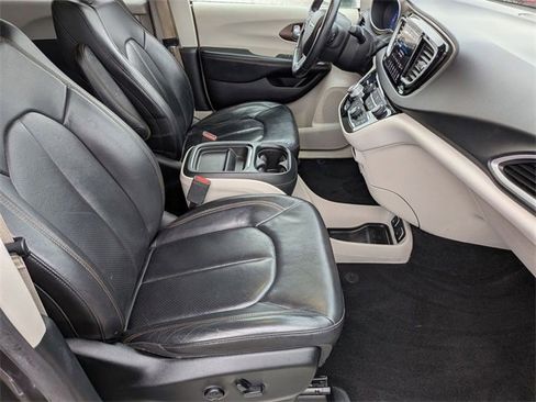 Used 2018 Chrysler Pacifica Touring-L w/ Premium Audio Group image 28