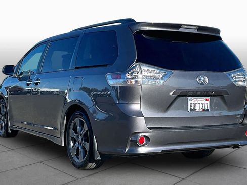 Certified 2017 Toyota Sienna SE Premium FWD image 11