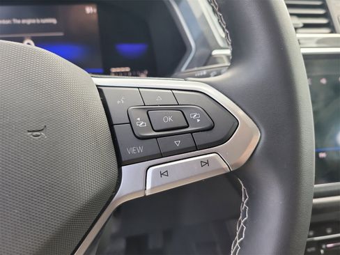 Used 2022 Volkswagen Tiguan SE w/ Panoramic Sunroof Package image 32