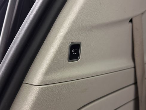 Used 2022 Chrysler Pacifica Touring-L w/ Uconnect Theater Family Group image 34