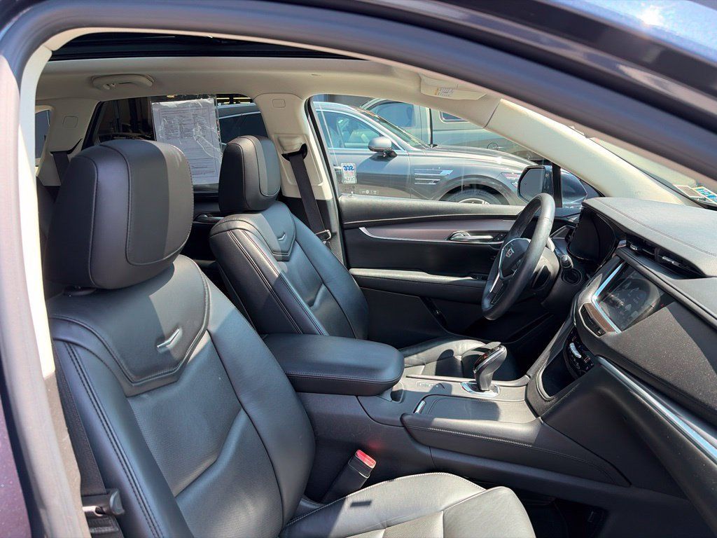 Used 2018 Cadillac XT5 Premium Luxury AWD/4WD image 9