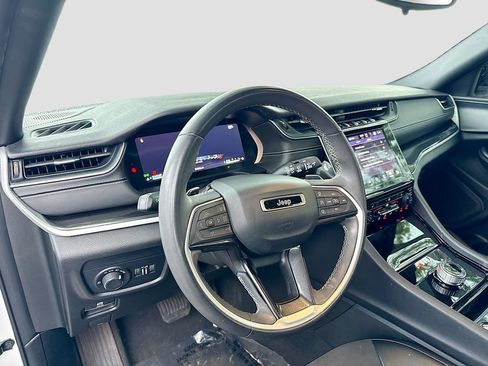 Used 2023 Jeep Grand Cherokee Altitude RWD image 9