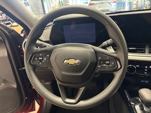 Used 2025 Chevrolet Trax LT FWD image 13