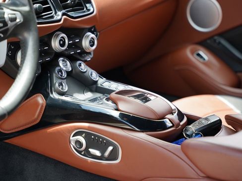 Used 2020 Aston Martin V8 Vantage Coupe RWD image 19