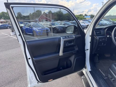 Used 2014 Toyota 4Runner Limited AWD/4WD image 9