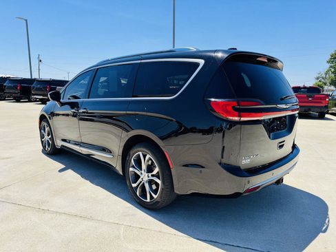 Used 2024 Chrysler Pacifica Pinnacle w/ Trailer Tow Group AWD/4WD image 48