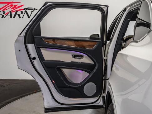 Used 2021 Bentley Bentayga image 48