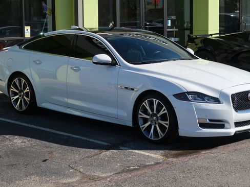 Used 2019 Jaguar XJ R-Sport image 5
