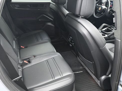 Certified 2025 Porsche Cayenne GTS image 10