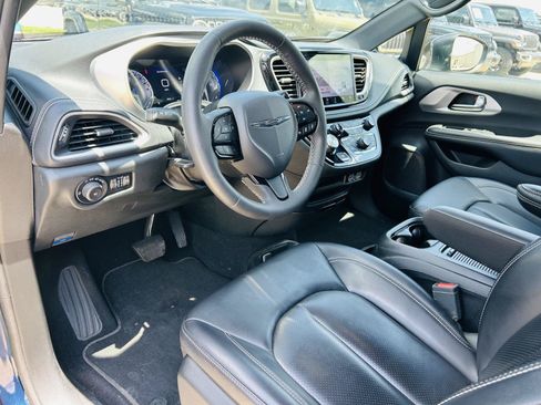 Used 2023 Chrysler Pacifica Touring-L w/ S Appearance Package FWD image 14