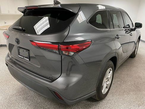 Used 2022 Toyota Highlander LE image 5