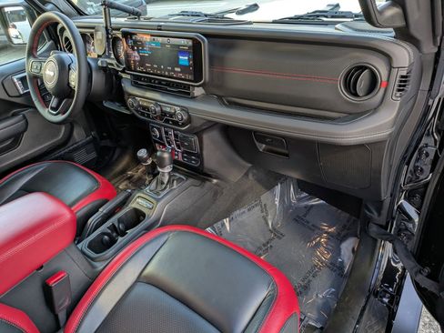 Used 2024 Jeep Gladiator Rubicon w/ Technology Group image 28