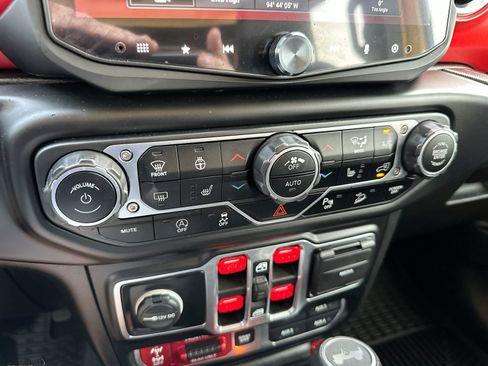 Used 2020 Jeep Wrangler Unlimited Rubicon w/ Dual Top Group AWD/4WD image 19
