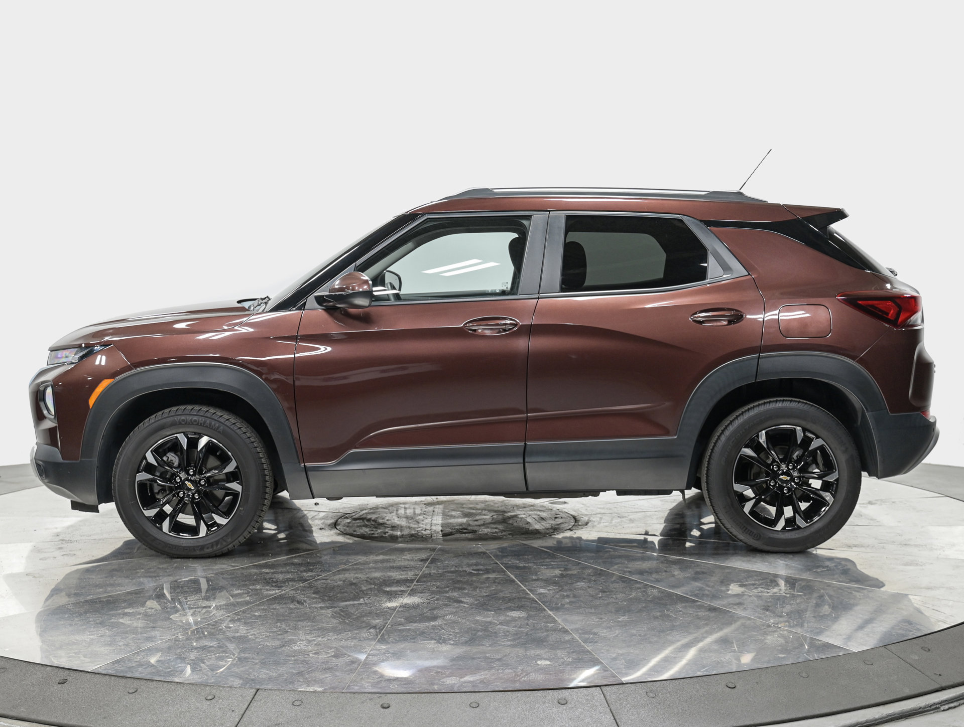 Used 2022 Chevrolet TrailBlazer LT w/ Convenience Package AWD/4WD image 2