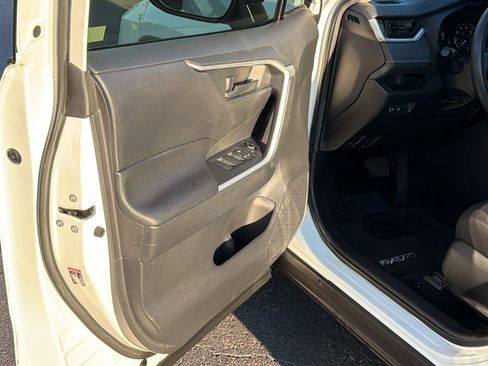 Used 2022 Toyota RAV4 LE image 10
