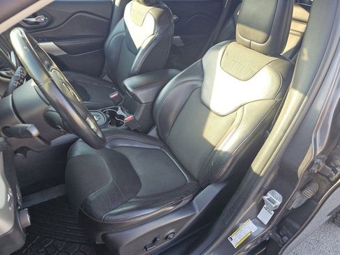 Used 2018 Jeep Cherokee Trailhawk image 6