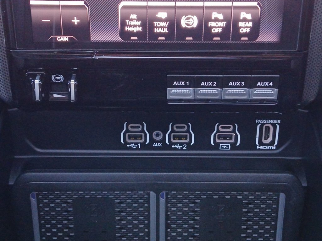 Used 2025 RAM 3500 Limited AWD/4WD image 10