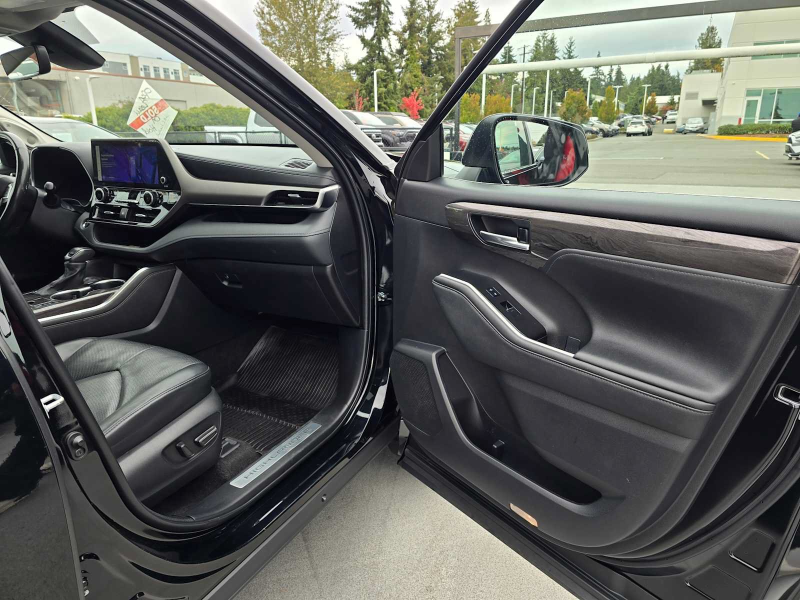 Used 2023 Toyota Highlander Limited AWD/4WD image 10