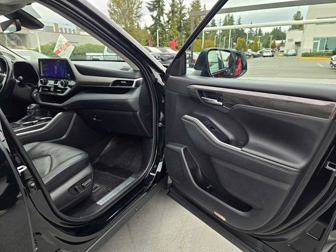 Used 2023 Toyota Highlander Limited AWD/4WD image 10