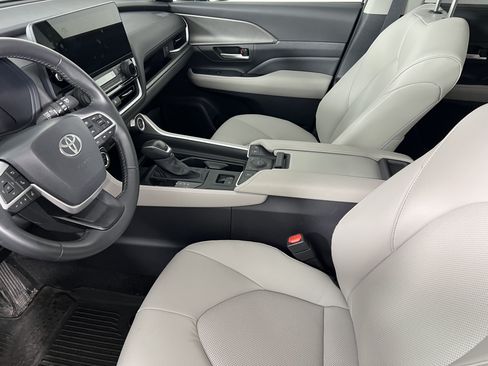 Used 2025 Toyota Grand Highlander AWD Hybrid image 16