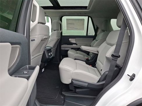 New 2026 Ford Expedition Active image 5