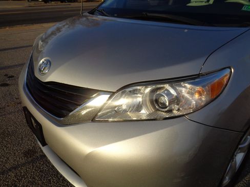 Used 2012 Toyota Sienna LE image 9