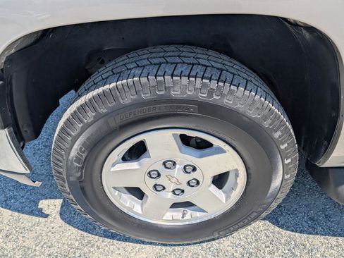 Used 2004 Chevrolet Suburban LS image 11