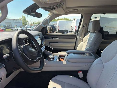 Certified 2024 Jeep Wagoneer L Series III w/ Premium Group I AWD/4WD image 7