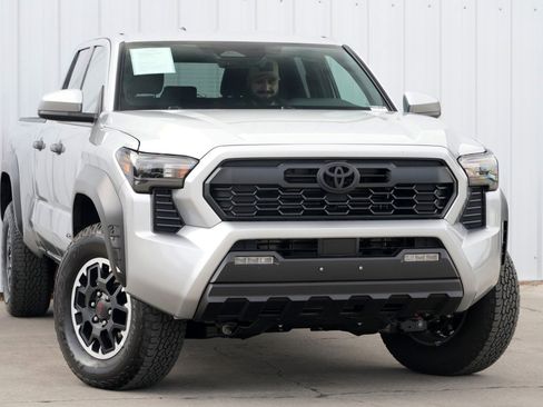 Used 2025 Toyota Tacoma TRD Off-Road image 4