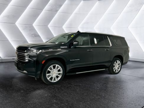 Used 2023 Chevrolet Suburban High Country image 3