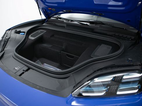 New 2026 Porsche Macan Turbo Electric AWD/4WD image 38