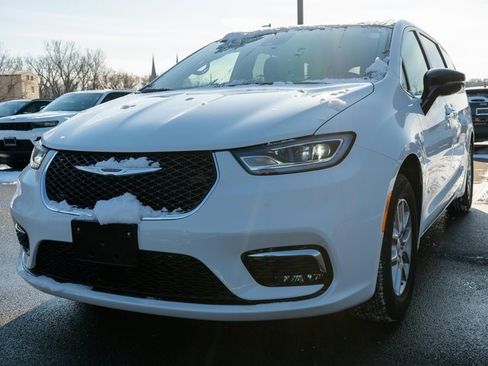 New 2026 Chrysler Pacifica Select image 2