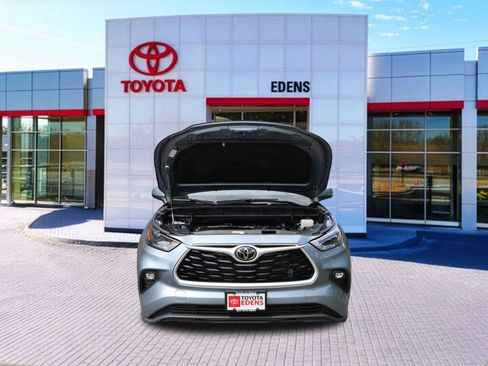 Used 2022 Toyota Highlander XLE AWD/4WD image 12