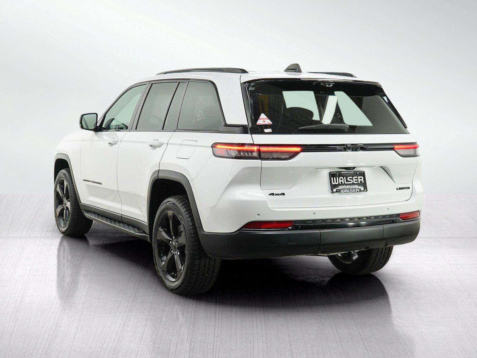 Used 2024 Jeep Grand Cherokee Limited w/ Luxury Tech Group II AWD/4WD image 4