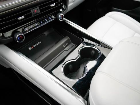 Used 2025 Chevrolet Suburban Premier image 32