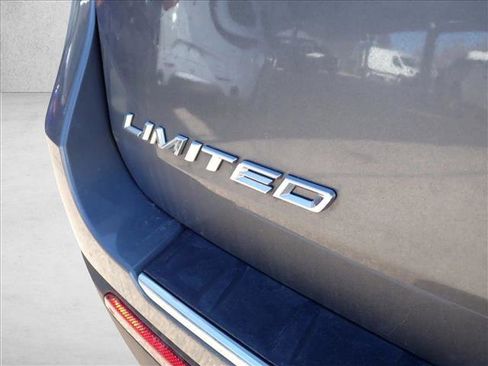 Used 2024 Ford Explorer Limited image 3