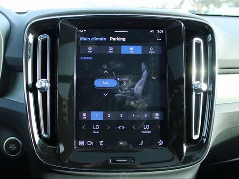 Used 2025 Volvo XC40 B5 Plus image 22