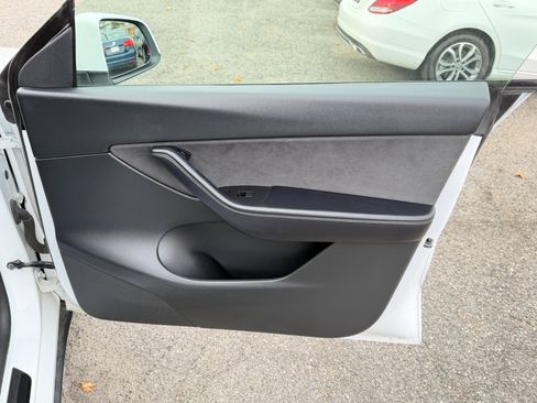 Used 2022 Tesla Model Y Long Range image 48