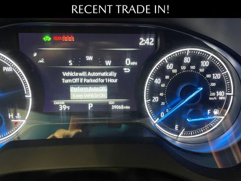 Used 2023 Toyota Venza XLE image 2